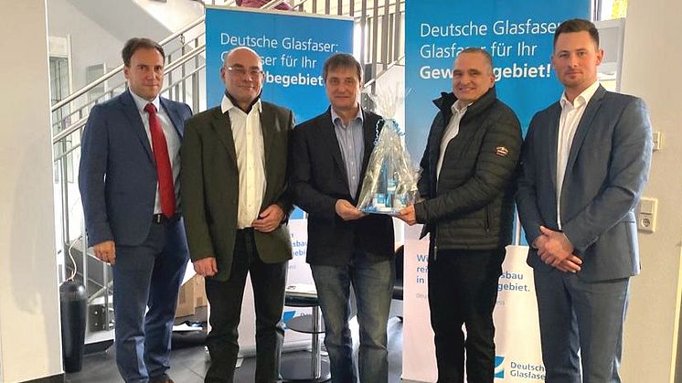 v.l.: Bürgermeister Alexander Simon (Stadt Eppstein), Generalunternehmer Gonzalo Huidobro (Zener Telekom GmbH, Stephanus van Bergerem (Ecco Terra GmbH), Volker Schneider und Sebastian Klopottek (beide Deutsche Glasfaser).