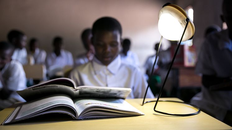 Kenyansk skolklass med solcellslampa