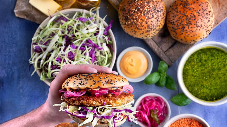 Hver tredje østjyde vil gerne bruge flere grøntsager i madlavningen, men savner inspiration: Få hænderne i linsefarsen, når Arla Karolines Køkken inspirerer til vegetarisk hverdagsmad på Food Festival 