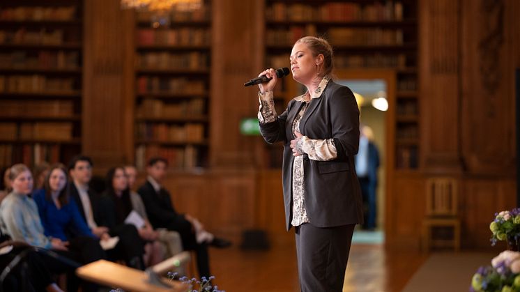 Julia Frej uppträder vid World Dyslexia Assembly Stockholm