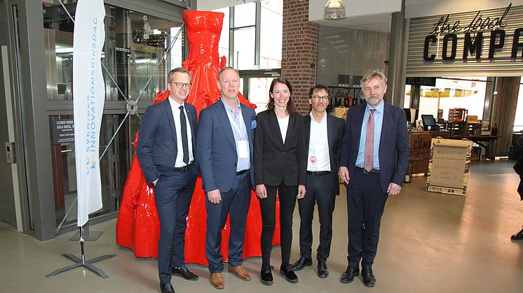 Från vänster: Mikael Damberg (Närings- och innovationsminister), Henrik Jannson (Inkubatorn i Borås), Birgitta Losman (VGR), Erik Bresky (Science Park Borås) och Björn Brorström (Högskolan i Borås)