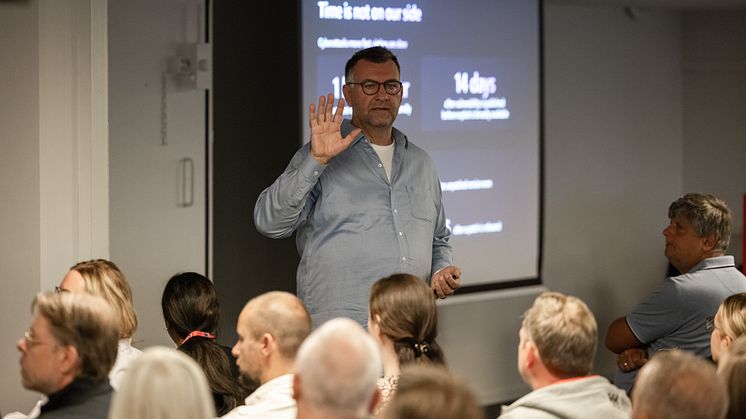 Ole Tom Seierstad, National Security Officer i Microsoft, snakket om de økende truslene fra cyberangrep og hvordan nye sikkerhetsreguleringer påvirker næringslivet. 