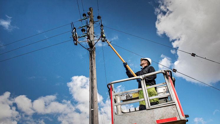 Linde energi fortsätter att byta till hållbara stolpar längs ledningsnätet. Foto: Linde energi.