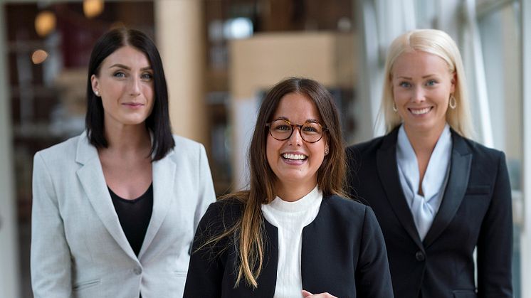 HusmanHagberg Skellefteå består i starten av, från vänster; stylisten Michelle Selegran, franchisetagaren och fastighetsmäklaren Emelie Edergard samt fastighetsmäklaren Emma Bodén.