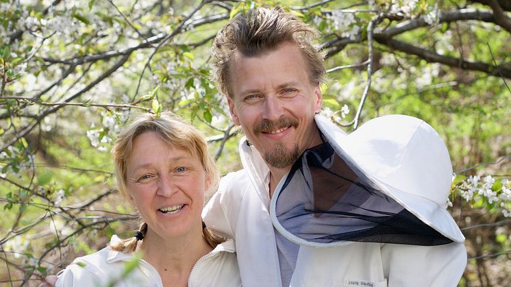 Lotta Fabricius Kristiansen har varit Paul Svenssons mentor sedan han började odla bin. Foto: Anna Lind Lewin.
