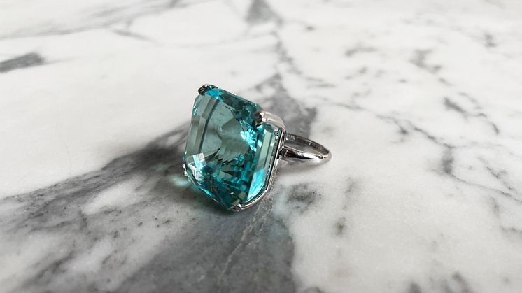 Malene Schwartz' blå akvamarinring kommer på auktion hos Bruun Rasmussen den 22. september. Ringen er vurderet til 10.000-15.000 kr.