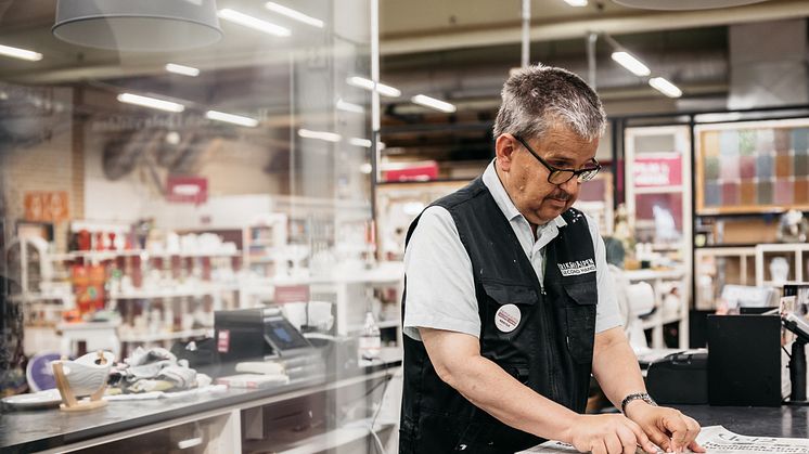 Dra inte undan mattan för second hands ideella aktörer