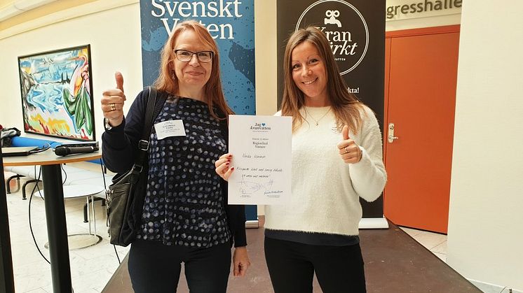 Katarina Tano och Linda Grinell från Nacka vatten och avfall tog emot diplom för Nackas kranvatten. 