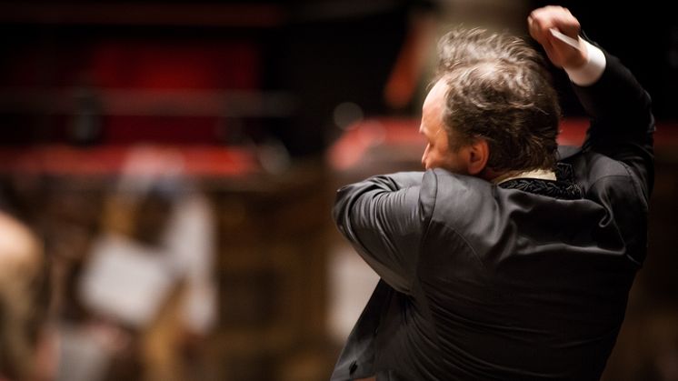 Chefdirigent Sakari Oramo leder Kungliga FIlharmonikerna på torsdag och lördag. Foto: Håkan Larsson