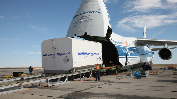 Début de la campagne de lancement avec l'arrivée du satellite EUTELSAT 5 West B au cosmodrome de Baïkonour