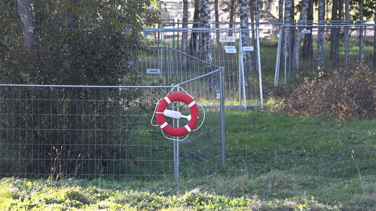 Vid arbetsområdet för de kommande reningsdammarna har livbojar placerats ut. Leran som NCC gräver i har redan orsakat en olycka. De färdiga reningsdammarna ska ta hand om lakvatten, dagvatten samt tippens föroreningar.