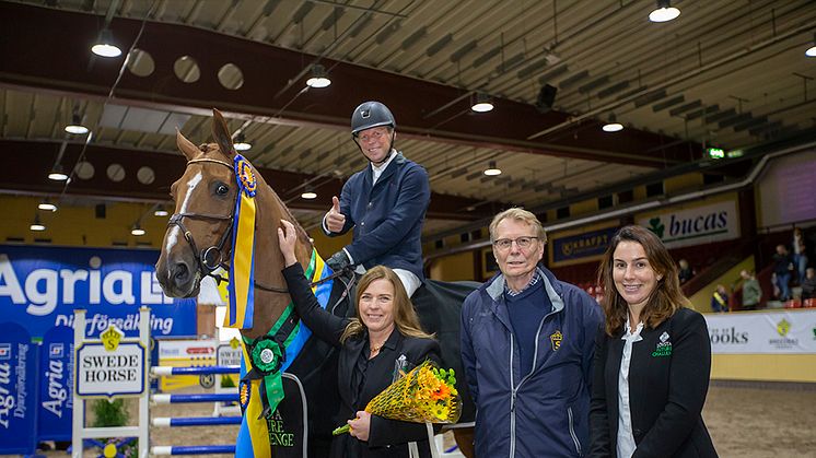 Jens Fredricson på Cayenne de Clarence, flankerad av Alexandra Mörner och Emelie Broman Tegelberg, Lövsta Future Challenge samt Olle Kindberg, SWB. Foto: Roland Thunholm