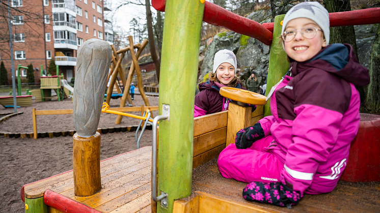 Tvillingarna Kaylin och Adele har döpt Båtparken i Trångsund. Foto: Ola Jacobsen