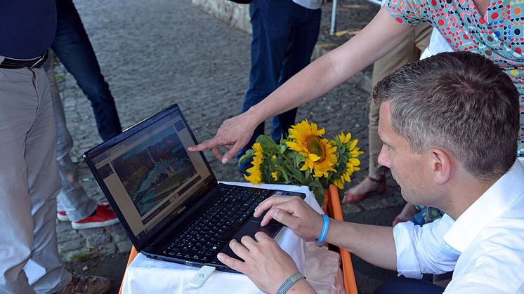 Staatsminister Martin Dulig lässt sich die Internetseite erklären
