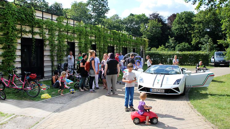 Ein aufregender Nachmittag im Bärenherz: Kinder mit Dr. Schuh im Lamborghini unterwegs