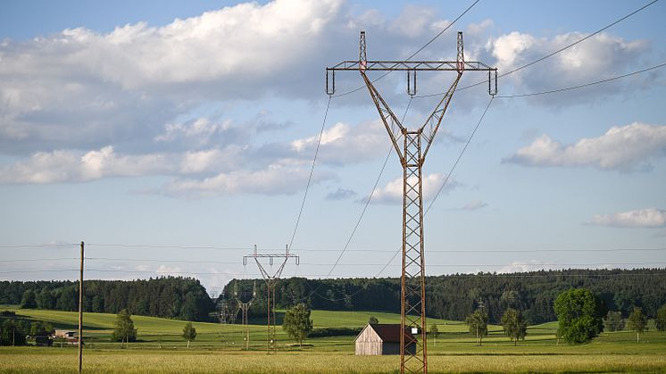 : Bei Horgau beginnt LEW Verteilnetz mit der Erneuerung einer 110-kV-Hochspannungsfreileitung, die noch aus den 1940er Jahren stammt.  (Thorsten Franzisi / LEW)