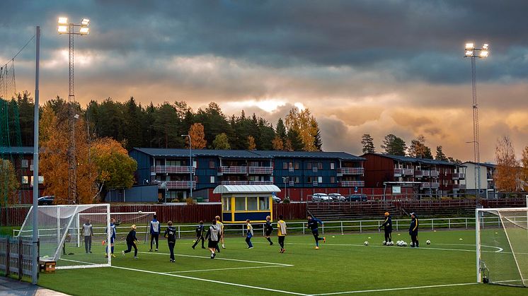 De nya strålkastarna ger mer och bättre ljus samt att man genom bytet spar energi i kommunen.