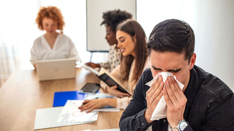 Sjuka kollegor skapar irritation i förkylningstider  - så bra är företagen på olika åtgärdsrutiner 