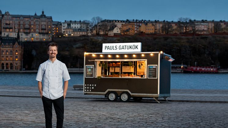 Kocken Paul Svensson framför sitt gatukök i samarbete med Stockholm Gas.