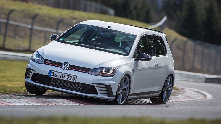 Fartfylld första budgivning av Golf GTI Clubsport S – överskottet går till Bris