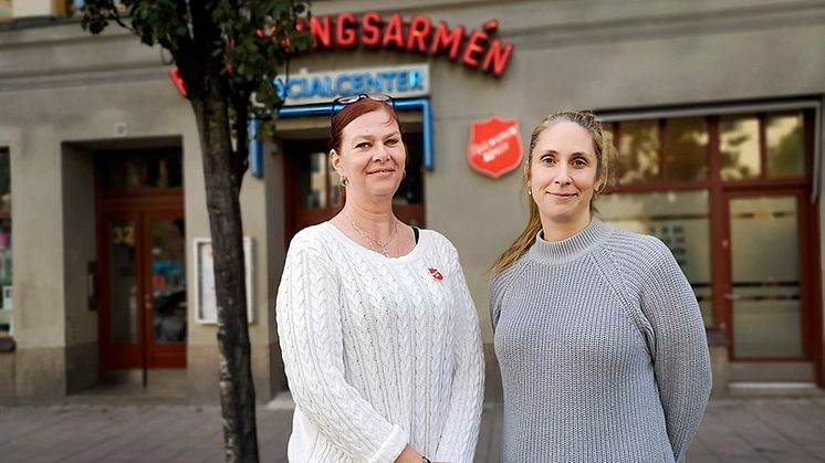 Maria Emanuelsson (tv) och Märta Granath (th) utanför Frälsningsarméns Sociala Center i Hornstull, Stockholm. Maria arbetar som kurator på centret och Märta  som en sk äldrelots vid Uppsökarenheten på Socialförvaltningen. Foto: Kerstin Tillenius