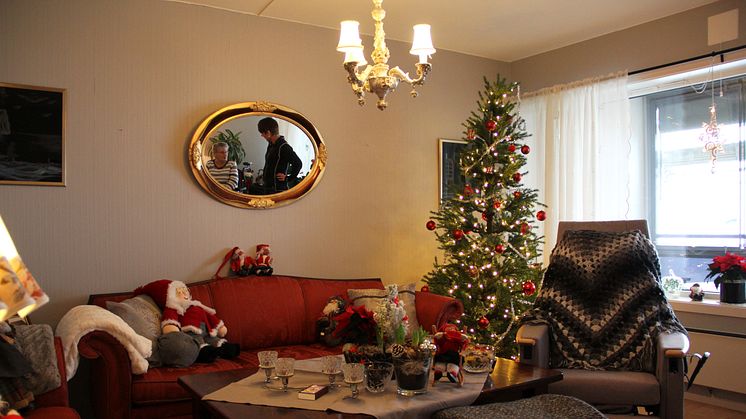 I stuen til Åse er det pyntet og klart til julefeiring med familien. Foto: Boligbygg