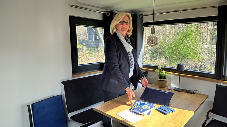 Petra Wegener (Geschäftsführerin des Weserbergland Tourismus e.V.) im Tiny House Ithblick am Humboldtsee, das mit einigen Überraschungen für den Ferienaufenthalt der Familie aus dem Ahrtal vorbereitet ist.