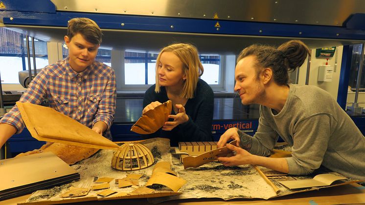 Från vänster: Karin Jangert, Frida Bergner och Linus Carlsson framför den vakuumpress som använts under experiment med näver. Foto: Eva J:son Lönn