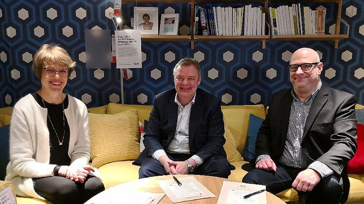 Her signerer selskapene Parisavtalen. Fra venstre: Hanne Refsholt, konsernsjef Tine, Odd Arild Grefstad, konsernsjef Storebrand og Anders Lennartsson, bærekraftsjef Ikea. 