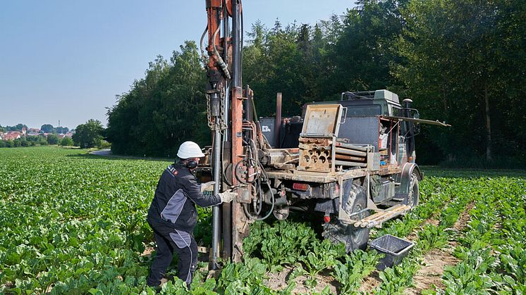 Planungsstart für Freileitungsbau im Landkreis Passau: Mit einem Bohrgerät an einem Unimog werden Proben aus dem Erdreich entnommen, wie hier im Vorfeld einer Leitungssanierung in Oberbayern.