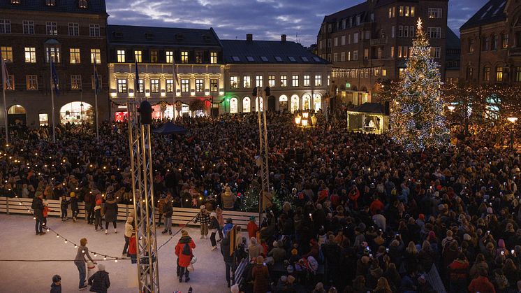 Vinterlund inleds traditionsenligt med grantändning på Stortorget den 1 december.