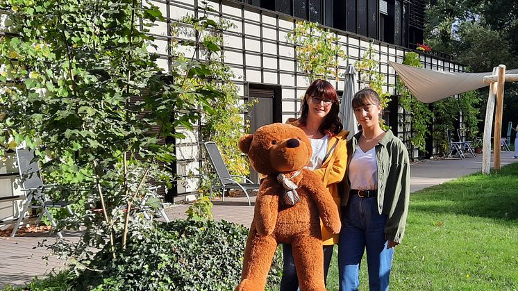 Jana und Klara Meinhardt im Familiengarten des Kinderhospizes Bärenherz