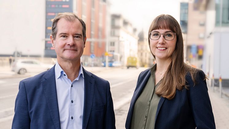 Mårten Lilja, vice vd  och chef för affärsområde Bostad och Johanna Ode, bostadspolitisk expert. Foto: Evelina Carborn