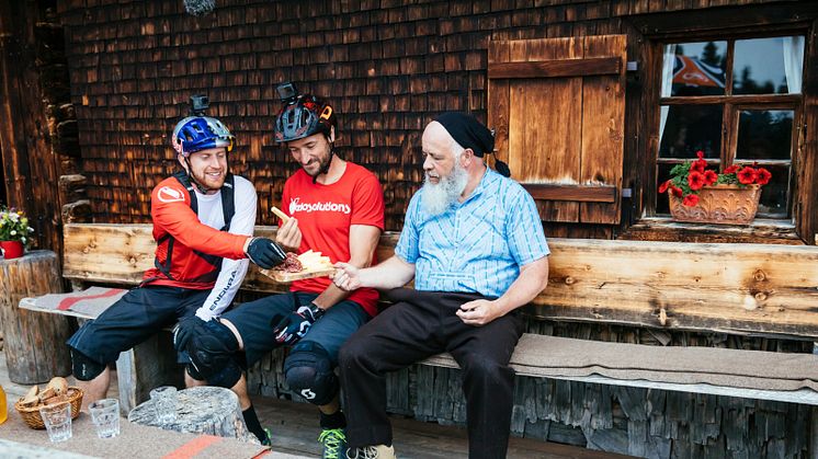 Danny MacAskill und Claudio Caluori auf der Alp Fops, Home of Trails Copyright: Arosa Lenzerheide / Martin Bissig