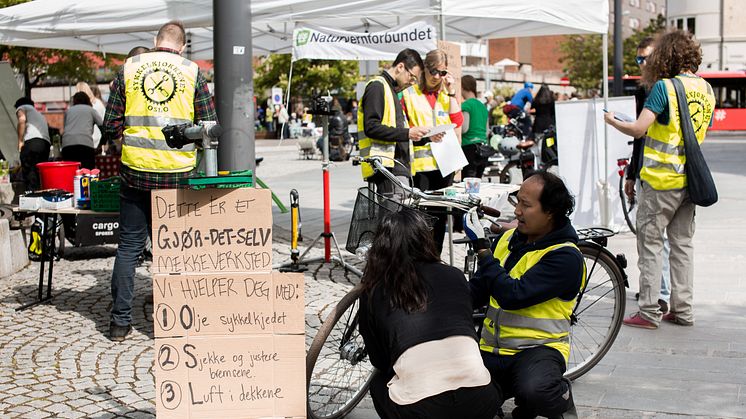 Sykkelkjøkkenet Oslo lærer folk hvordan man kan reparere sykkelen selv, og har fått støtte til å opprette gjør-det-selv-sykkelverksted. (Foto: Kaja Bruskeland)