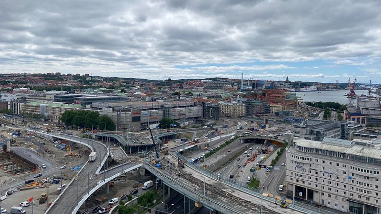 Götaälvbron har nu rivits där Hisingsbron ska korsa den gamla bron. På torsdag morgon, den 1 juli, ska den sista pusselbiten till Hisingsbrons kollektivtrafikbro manövreras på plats.