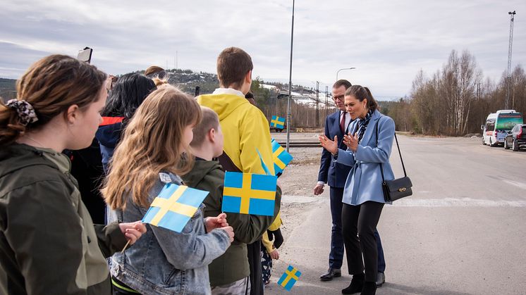 Kronprinsessparet utanför bageriet 