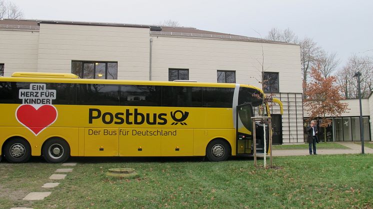 „Ein Herz für Kinder“ - Der Geschenke-Bus rollt durch Deutschland und macht Halt im Kinderhospiz Bärenherz