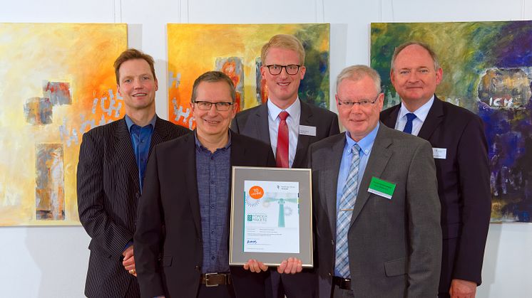 Leuchtturmprojekt 2018 Förderverein Schule Haus Widey (v. l.): Jurymitglied Prof. Dr. Sebastian Braun, Marko Willborn, Michael Sprink, stellv. Bürgermeister Salzkotten, Heinrich Kappeler, Schulleiter, und Dr. Stephan Nahrath, Geschäftsführer WWE.