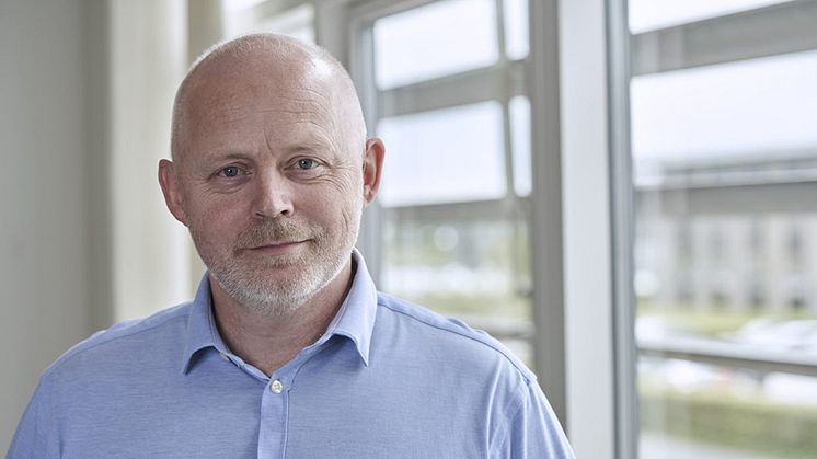 Jan Graversens nya hörapparater är uppladdningsbara.   - Skönt att slippa de många batteribytena, säger han. Jag lägger apparaterna i laddaren när jag går och lägger mig, sedan är de klara nästa morgon. Det fungerar perfekt. 