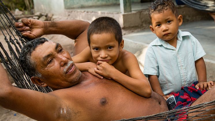 En tolupanes familie fra området Zapotal i Honduras. Familierne i Zapotal er som mange andre oprindelige folk bekymrede for deres fremtid, fordi kvægfarmere presser dem fra deres jord. Foto: Mike Kolöffel