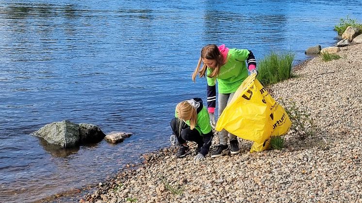 Idrottsungdomar plocka skräp vid Ljusnan