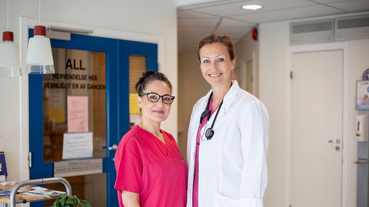 Helsesekretær Jeannie Wikstrøm og fastlege Susanne Gotteberg, ved Markveien legesenter, ett av over 900 legekontorer som omfattes av samarbeidet.