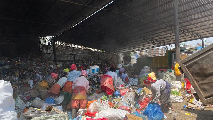 Ett besök som berörde var inom avfall, där Vakins medarbetare fick följa sopornas väg från kund till sorteringsanläggning. Sanitetsarbetare i Nepal har svåra arbetsförhållanden och har låg status i samhället