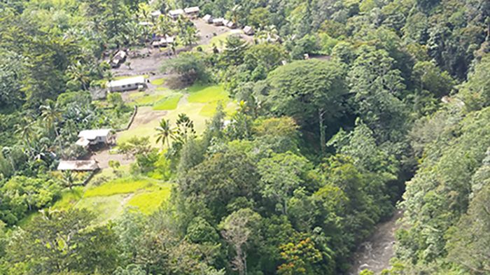 Utsikt over Naoro-elva og landsbyen Madilogo på Papua Ny-Guinea.