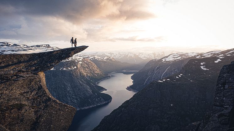 There are many reasons why the autumn season is perfect for hiking in the Fjord Norway region. Come and explore. Photo: Trolltunga Active.