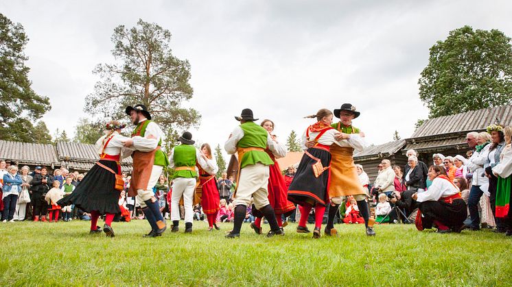 Midsummer_Dance_FolkCostume_VisitDalarna