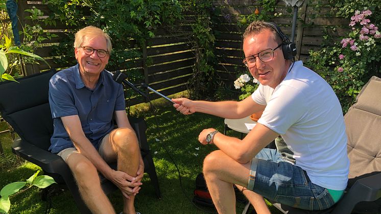 Sven Carlsson (LindeKultur) och Andreas Moren (P4 Örebro) samtalade om LindeKultur i redaktörens trädgård.
