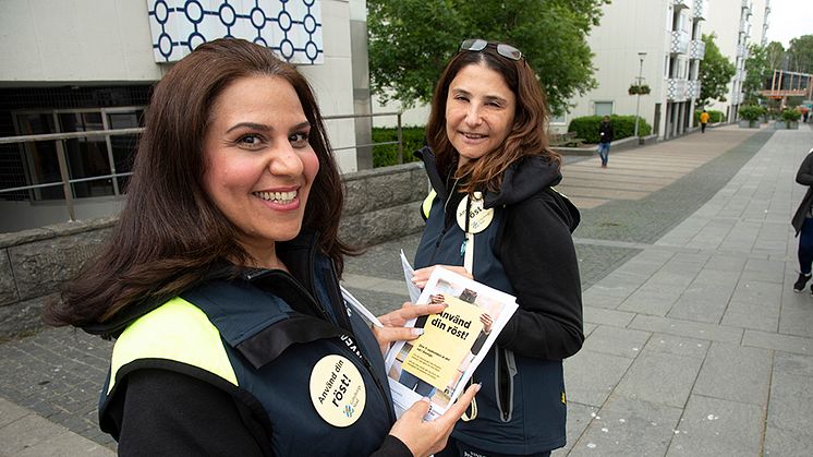 Valambassadörerna Rajaa Alkorayshi och Juhaina Swaid är ute på gator och torg hela sommaren för att informera om höstens val.