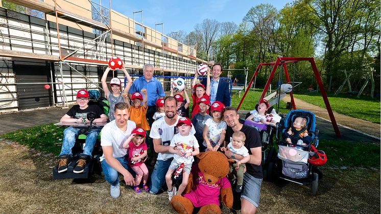 Die RB-Fußballer Willi Orban, Fabio Coltorti und Stefan Ilsanker (vorn, v.l.) mit ihren kleinen Bärenherz-Fans und Vorstandsmitgliedern des Fördervereins. Foto: Rico Thumser, Kinderhospiz Bärenherz